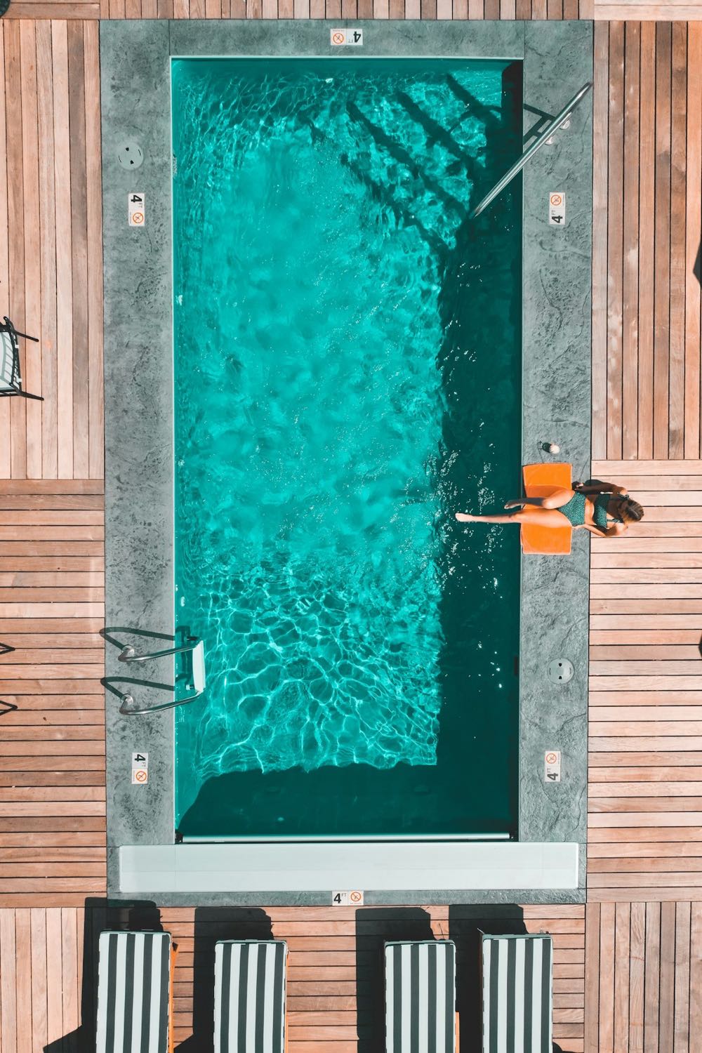 Piscine à l'eau limpide et cristalline, vue du ciel
